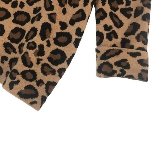 TAHARI Leopard Print 3/4 Sleeve Sweater Size Medium - Picture 2 of 5